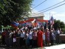 Гордо реет флаг России.